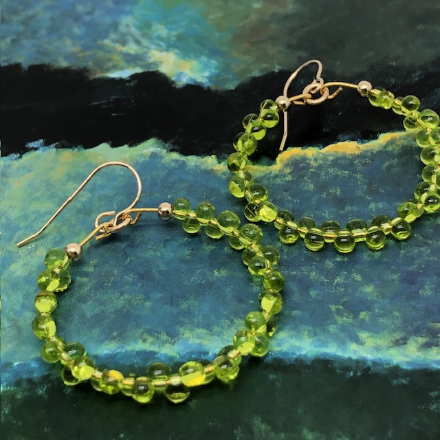 Boucles d'oreilles créoles bohème chic composées de perles de rocaille japonaises vert anis et or. Bijoux de créateur.