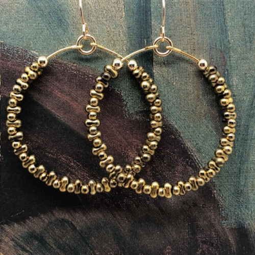 Boucles d'oreilles créoles bohème chic composées de perles de rocaille japonaises vert kaki. Bijoux de créateur.