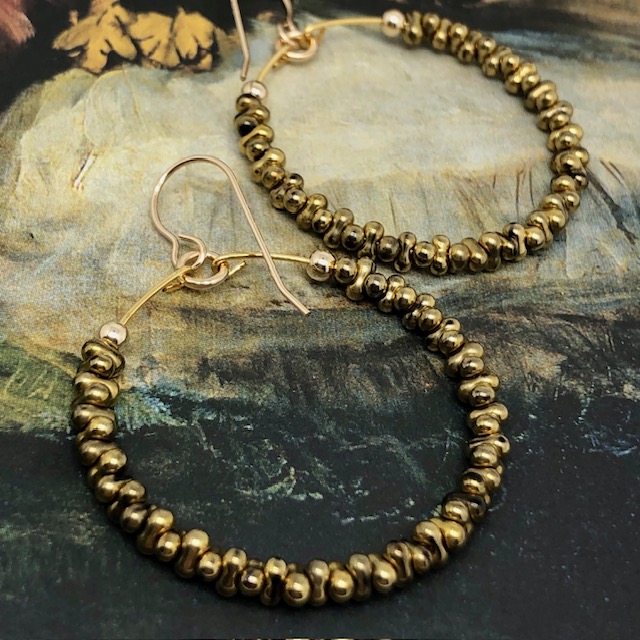Boucles d'oreilles Créoles vert kaki, perles de rocailles – Image 2