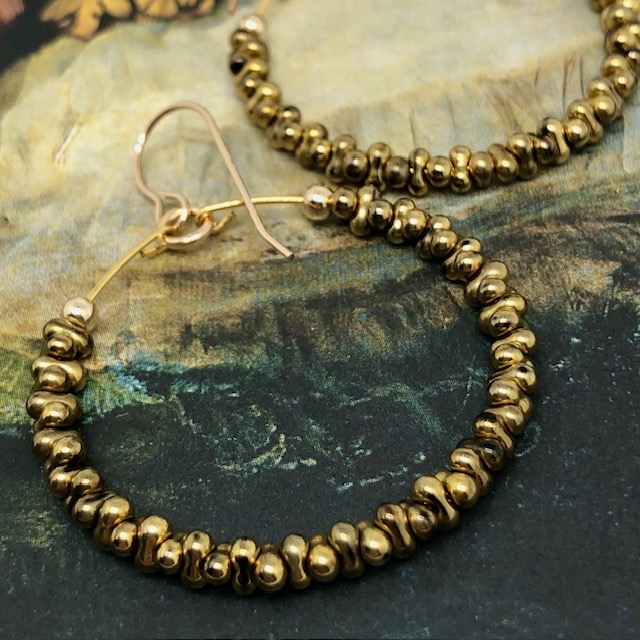 Boucles d'oreilles Créoles vert kaki, perles de rocailles – Image 4