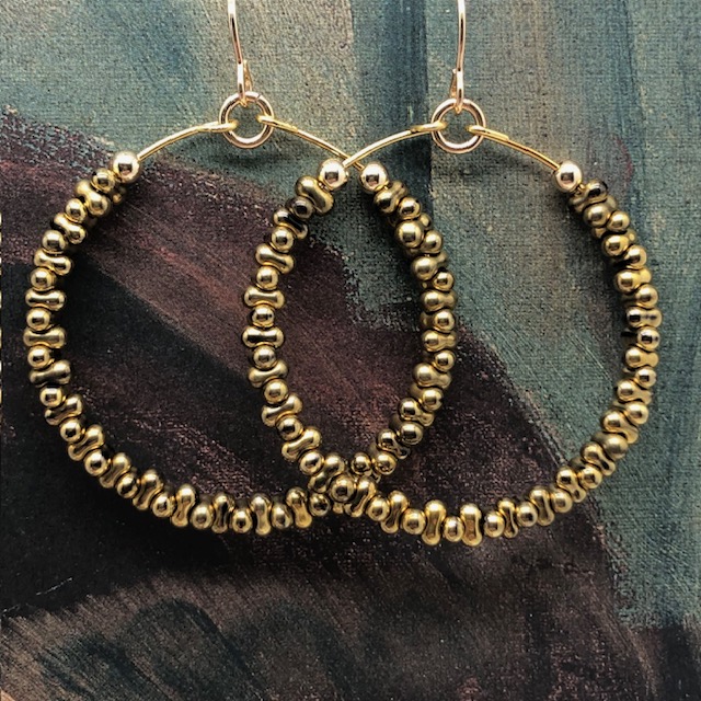Boucles d'oreilles créoles bohème chic composées de perles de rocaille japonaises vert kaki. Bijoux de créateur.