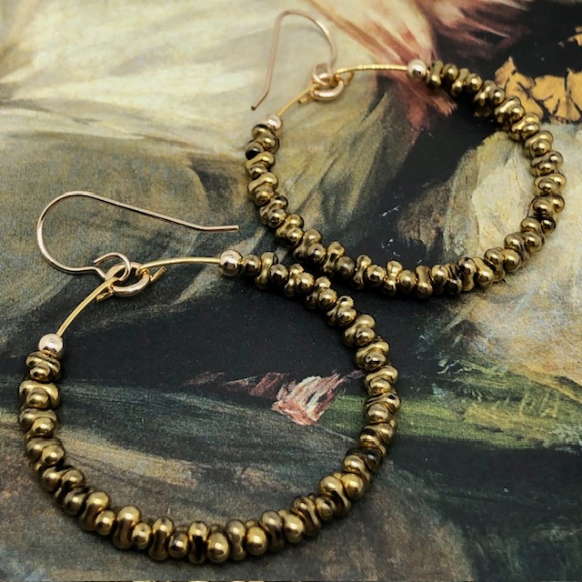 Boucles d'oreilles Créoles vert kaki, perles de rocailles – Image 6
