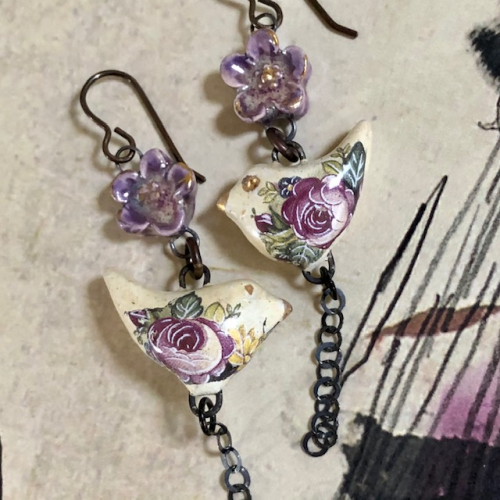 Boucles d'oreilles composées de perles et de pendentifs artisanaux en céramique. Crochets d'oreilles en laiton. pièces uniques.