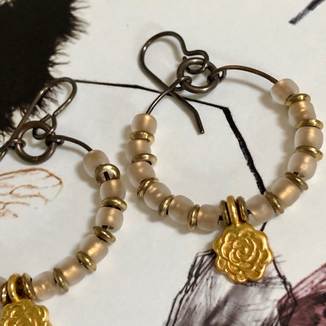 Créoles composées de breloques en vermeil Thaï Karen, de perles de rocaille japonaises et de petites perles en laiton. Crochets d'oreilles en laiton.