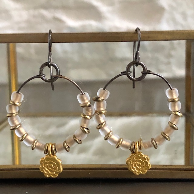 Créoles composées de breloques en vermeil Thaï Karen, de perles de rocaille japonaises et de petites perles en laiton. Crochets d'oreilles en laiton.