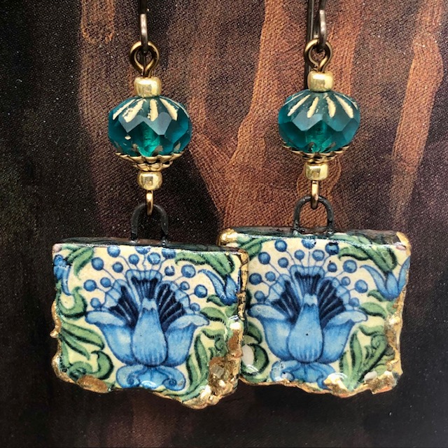 Boucles d'oreilles composées de pendentifs en céramique qui reprennent un motif d'ananas bleu créé par William de Morgan. Bijoux uniques de créateur.