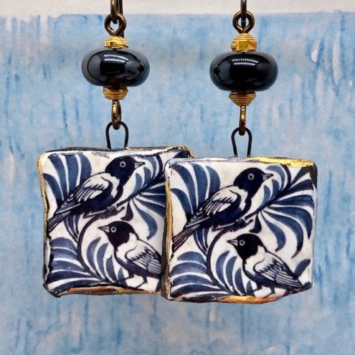 Boucles d'oreilles composées de pendentifs en céramique qui reprennent un motif d'oiseau bleu créé par William de Morgan. Bijoux uniques de créateur.