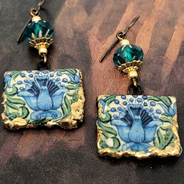 Boucles d'oreilles composées de pendentifs en céramique qui reprennent un motif d'ananas bleu créé par William de Morgan. Bijoux uniques de créateur.
