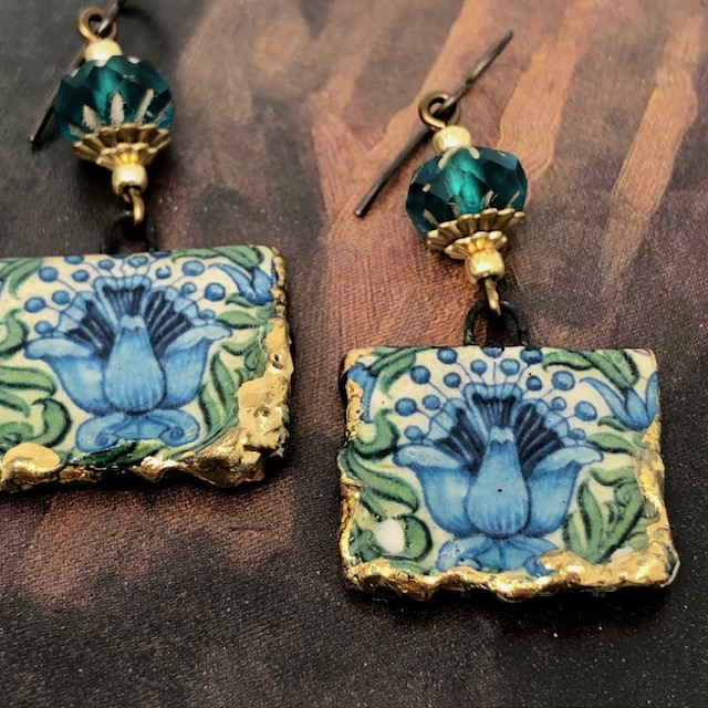 Boucles d'oreilles composées de pendentifs en céramique qui reprennent un motif d'ananas bleu créé par William de Morgan. Bijoux uniques de créateur.