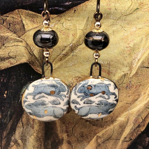 Boucles d'oreilles composées de pendentifs en céramique avec le motif "Rabbits running along a branch", créé par William de Morgan. Bijoux uniques.