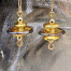 Boucles d'oreilles asymétriques composées de perles disques en verre filé à la flamme et de perles en céramique. Bijoux uniques de créateur.