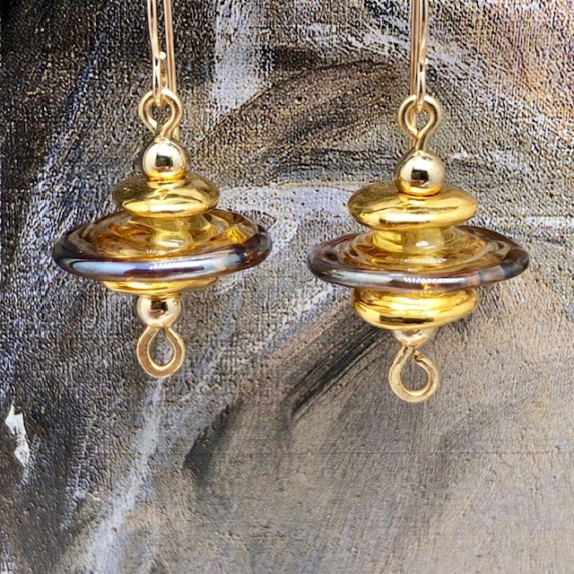 Boucles d'oreilles asymétriques composées de perles disques en verre filé à la flamme et de perles en céramique. Bijoux uniques de créateur.