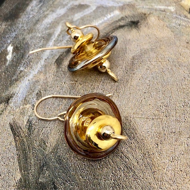 Boucles d'oreilles asymétriques composées de perles disques en verre filé à la flamme et de perles en céramique. Bijoux uniques de créateur.