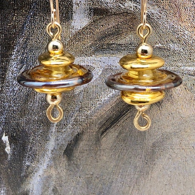 Boucles d'oreilles asymétriques composées de perles disques en verre filé à la flamme et de perles en céramique. Bijoux uniques de créateur.