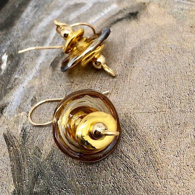 Boucles d'oreilles asymétriques composées de perles disques en verre filé à la flamme et de perles en céramique. Bijoux uniques de créateur.