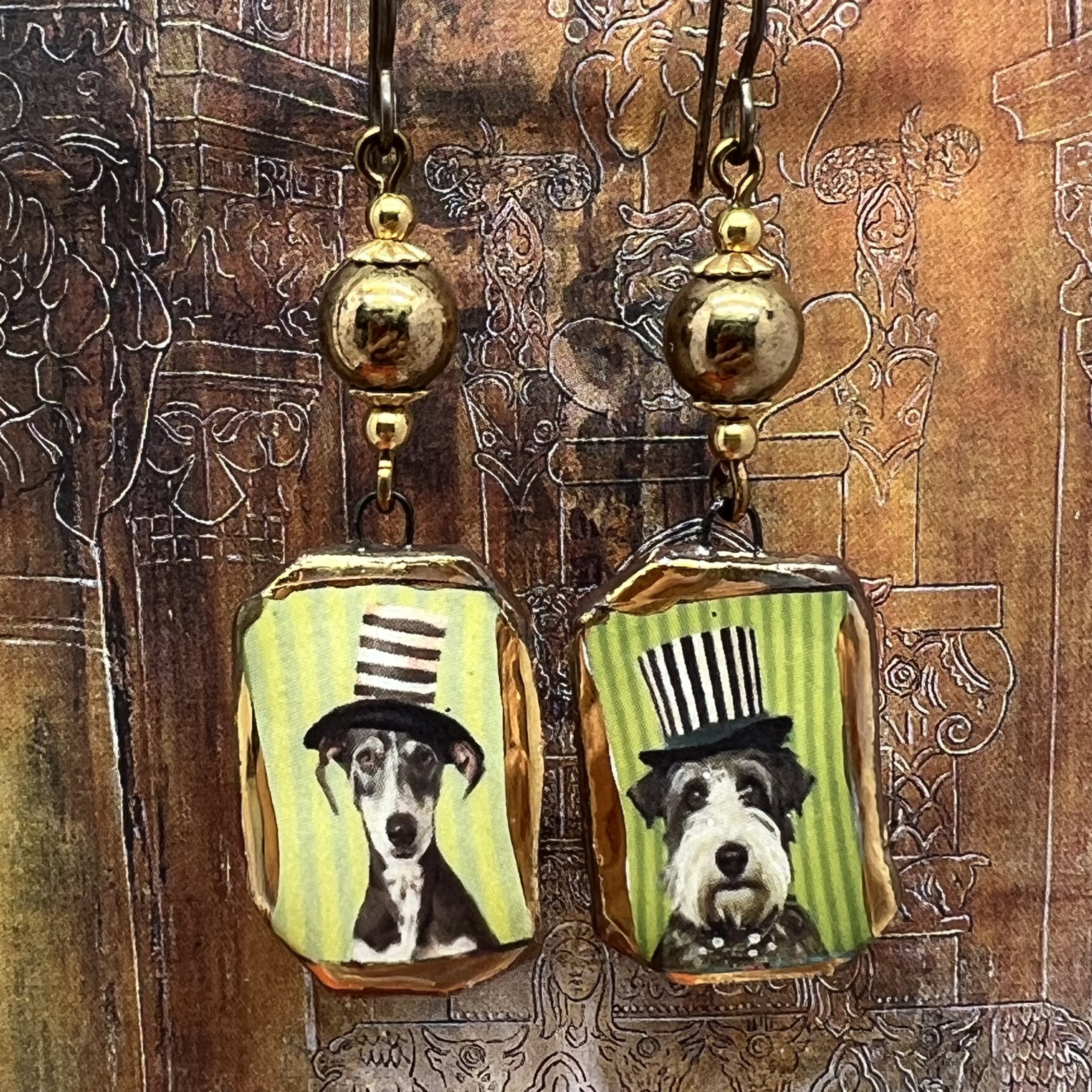 Boucles d’oreilles asymétriques composées de pendentifs en céramique avec des chiens portant un chapeau haut-de-forme. Bijoux uniques de créateur.