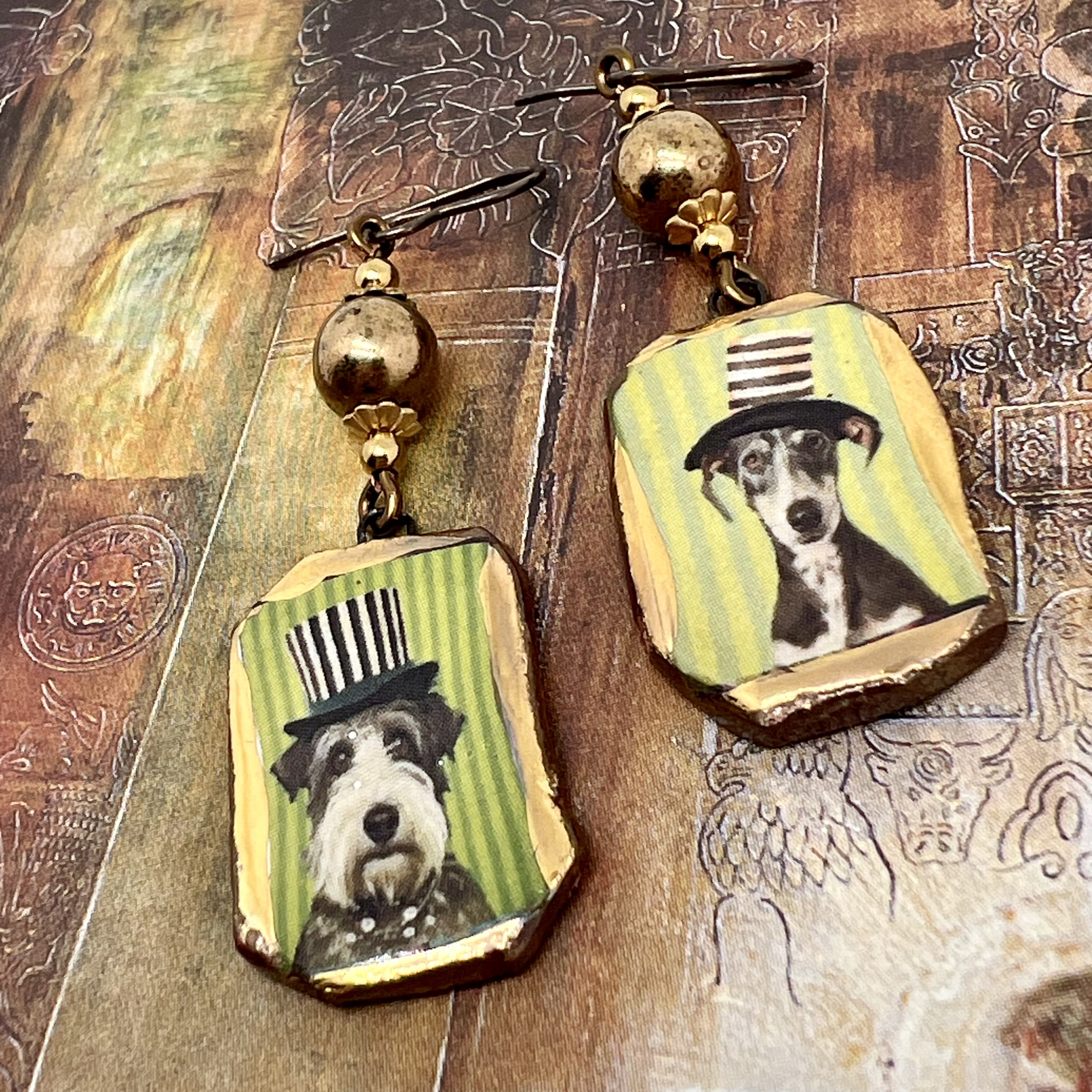 Boucles d’oreilles asymétriques composées de pendentifs en céramique avec des chiens portant un chapeau haut-de-forme. Bijoux uniques de créateur.