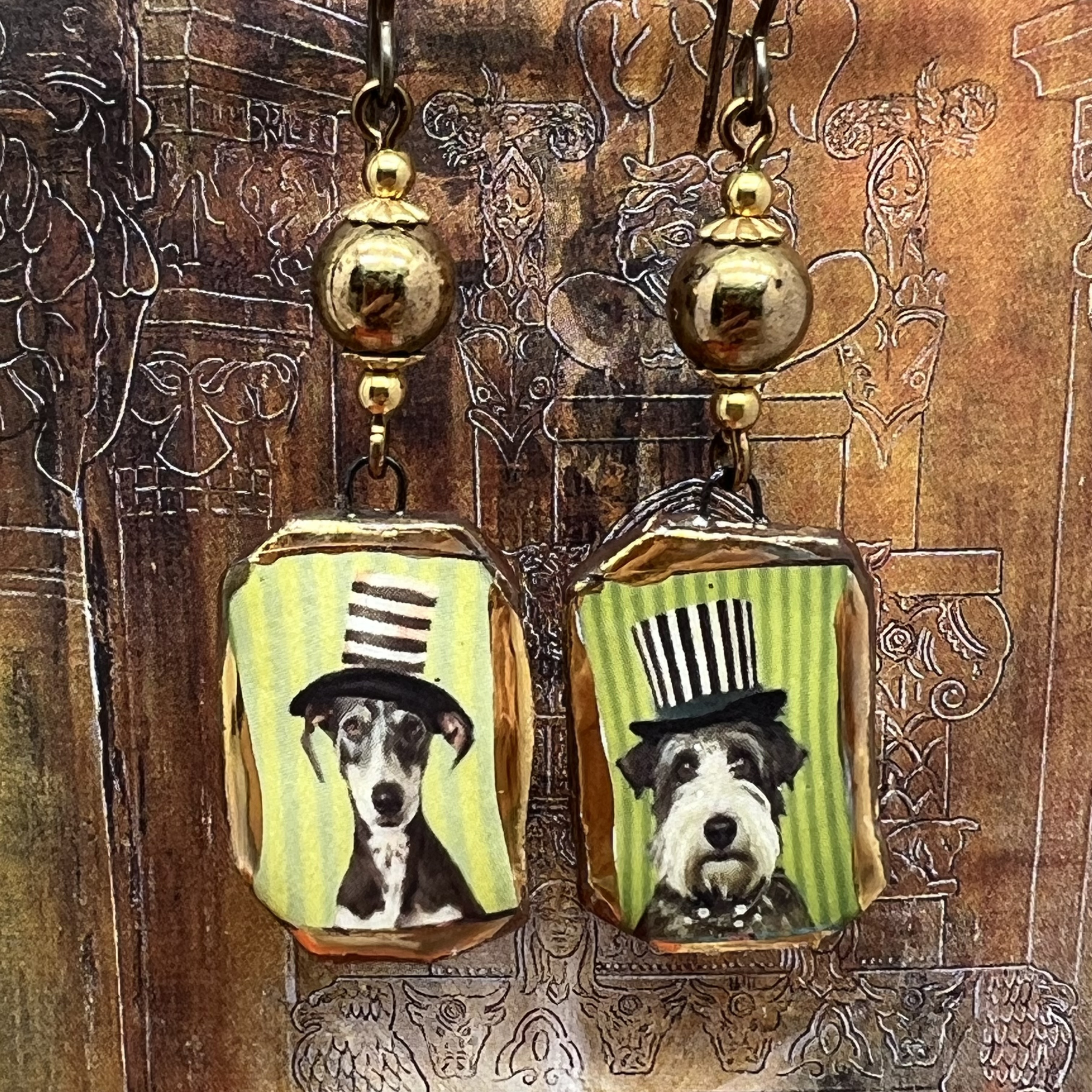 Boucles d’oreilles asymétriques composées de pendentifs en céramique avec des chiens portant un chapeau haut-de-forme. Bijoux uniques de créateur.