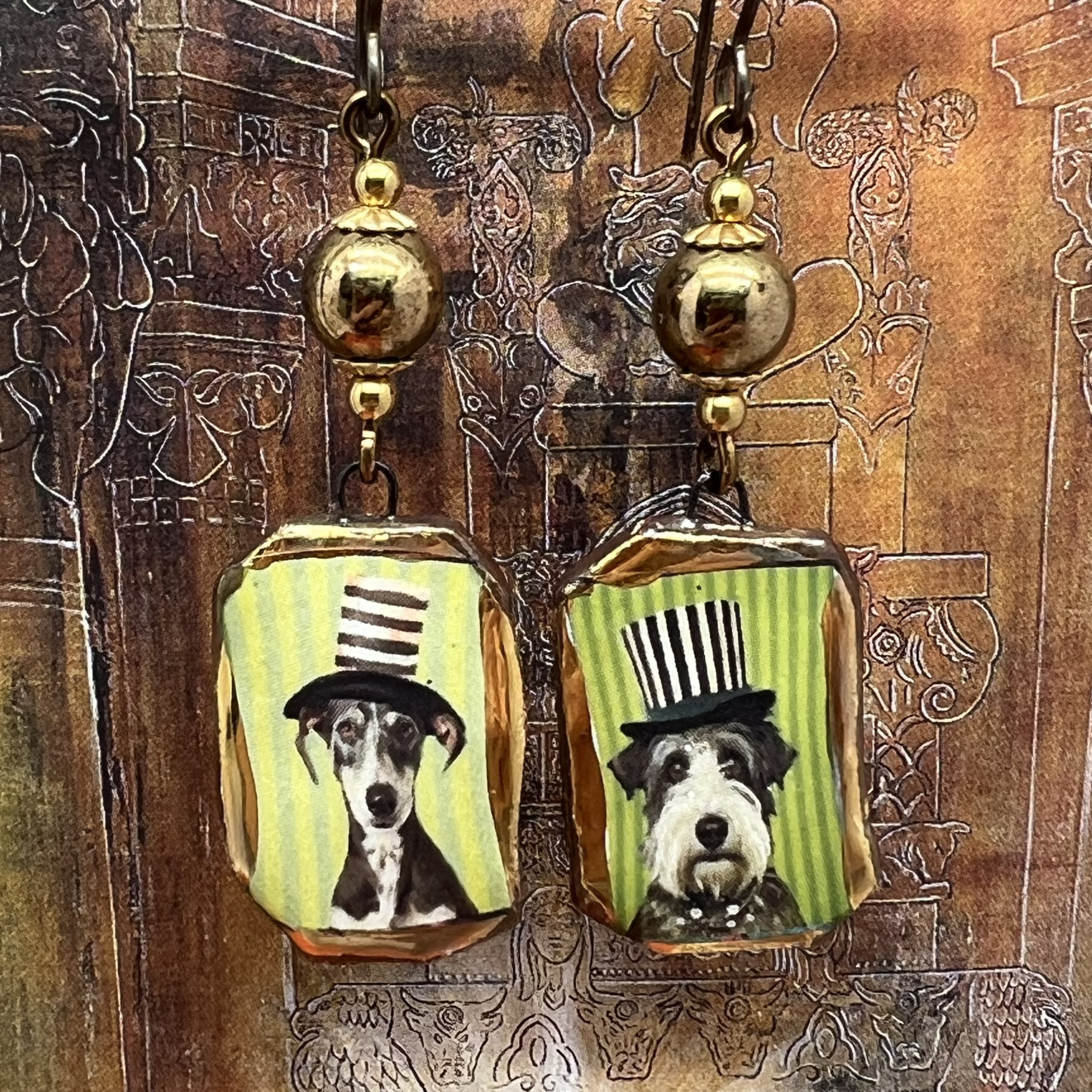 Boucles d’oreilles asymétriques composées de pendentifs en céramique avec des chiens portant un chapeau haut-de-forme. Bijoux uniques de créateur.