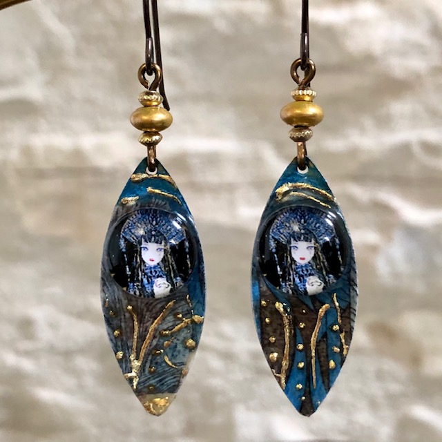 Boucles d'oreilles bohèmes composées de pendentifs en laiton émaillé représentant une poupée sur un fond bleu nuit et or. Bijoux uniques.