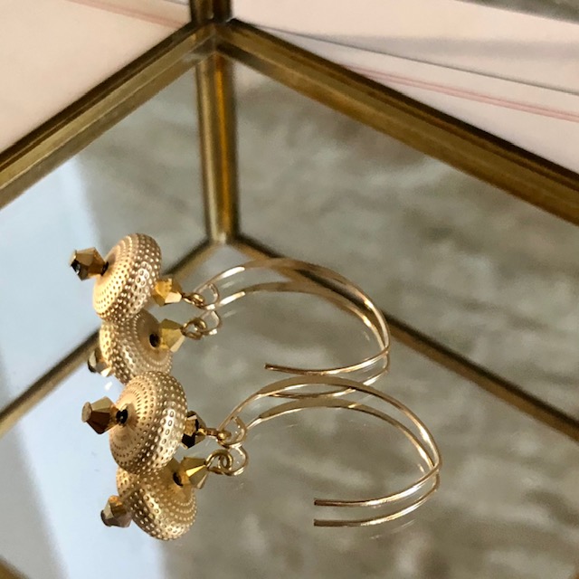Boucles d'oreilles lumineuses et raffinées composées de perles en laiton martelé or et de perles en cristal Swaroski doré.