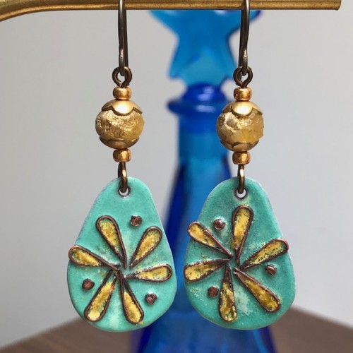 Boucles d'oreilles composées de pendentifs fleurs en cuivre émaillé verts et jaunes et de jolies perles en verre tchèque. Pièces uniques.
