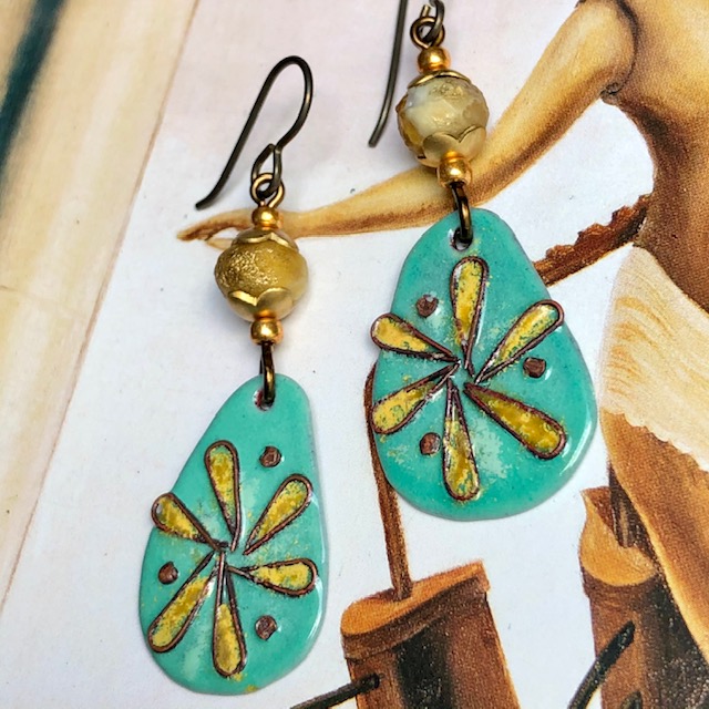 Boucles d'oreilles composées de pendentifs fleurs en cuivre émaillé verts et jaunes et de jolies perles en verre tchèque. Pièces uniques.