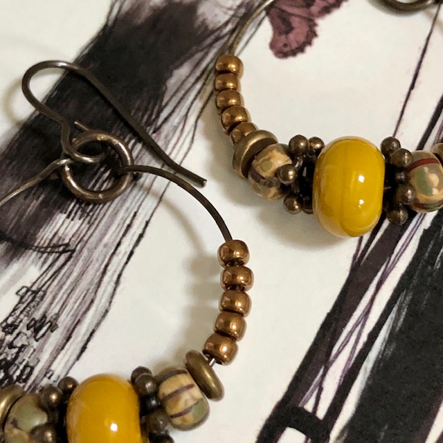 Créoles composées de perles lampwork, de perles de rocailles japonaises et de perles en laiton. Crochets d'oreilles en laiton.