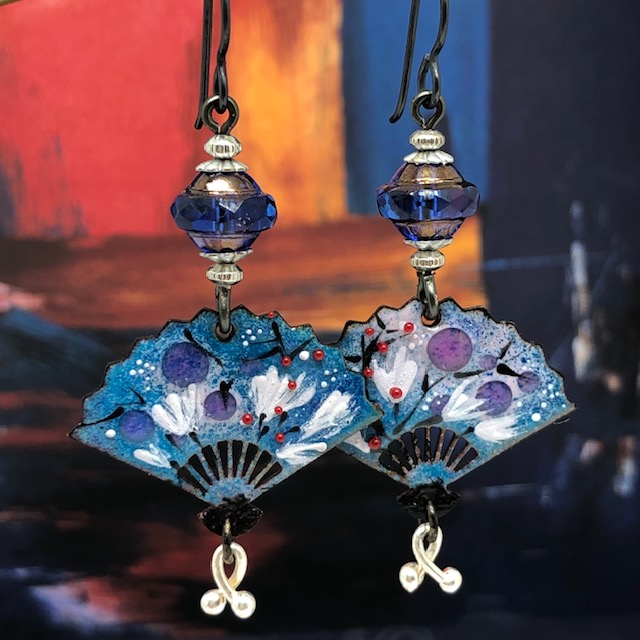 Boucles d'oreilles bohème chic éventails bleus composées de pendentifs artisanaux en cuivre émaillé et de perles en verre tchèque.