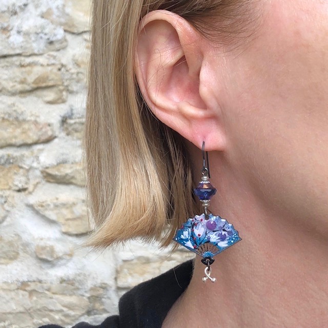 Boucles d'oreilles bohème chic éventails bleus composées de pendentifs artisanaux en cuivre émaillé et de perles en verre tchèque.