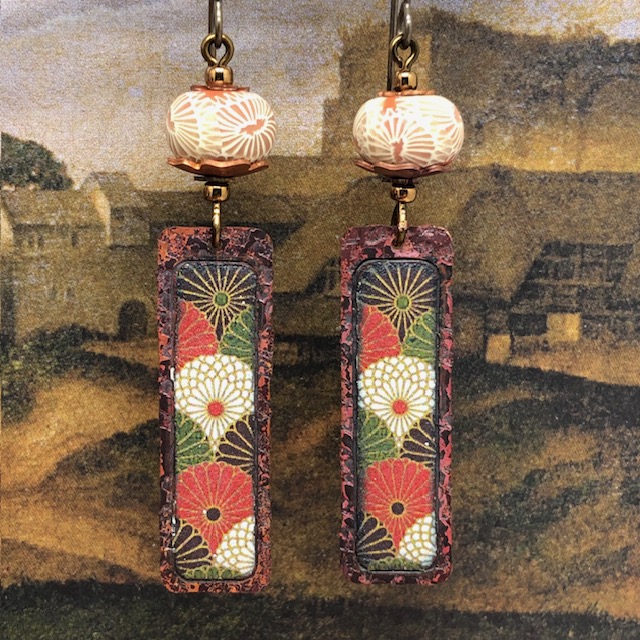 Longues boucles d'oreilles bohèmes composées de pendentifs en cuivre émaillé avec un motif d'éventails japonais multicolore. Bijoux uniques.