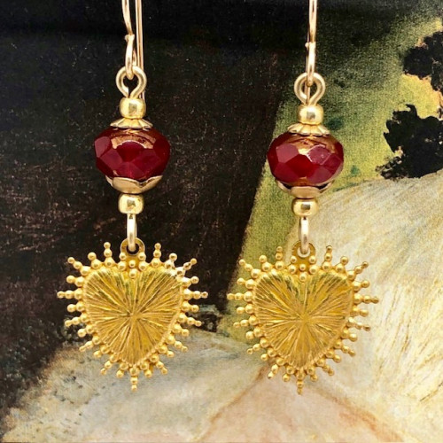 Boucles d'oreilles bohème chic composées de pendentifs ex-votos en laiton doré et de perles en verre tchèque rouge. Bijoux uniques de créateur.