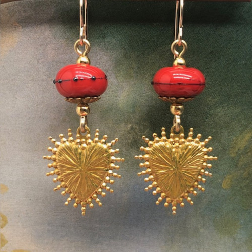 Boucles d'oreilles bohème chic composées de pendentifs ex-votos en laiton doré et de perles lampwork rouge vermillon. Bijoux uniques de créateur.