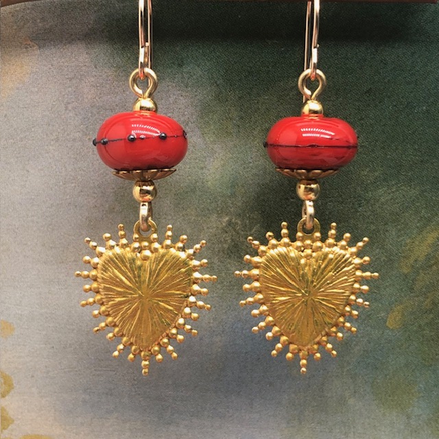 Boucles d'oreilles bohème chic composées de pendentifs ex-votos en laiton doré et de perles lampwork rouge vermillon. Bijoux uniques de créateur.