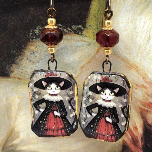 Boucles d'oreilles Fairy Cat composées de pendentifs en céramique et de perles en verre de Bohême. Bijoux uniques de créateur.