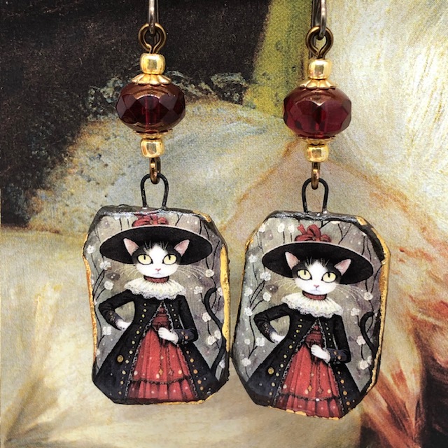 Boucles d'oreilles Fairy Cat composées de pendentifs en céramique et de perles en verre de Bohême. Bijoux uniques de créateur.