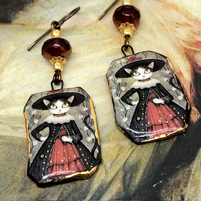 Boucles d'oreilles Fairy Cat composées de pendentifs en céramique et de perles en verre de Bohême. Bijoux uniques de créateur.