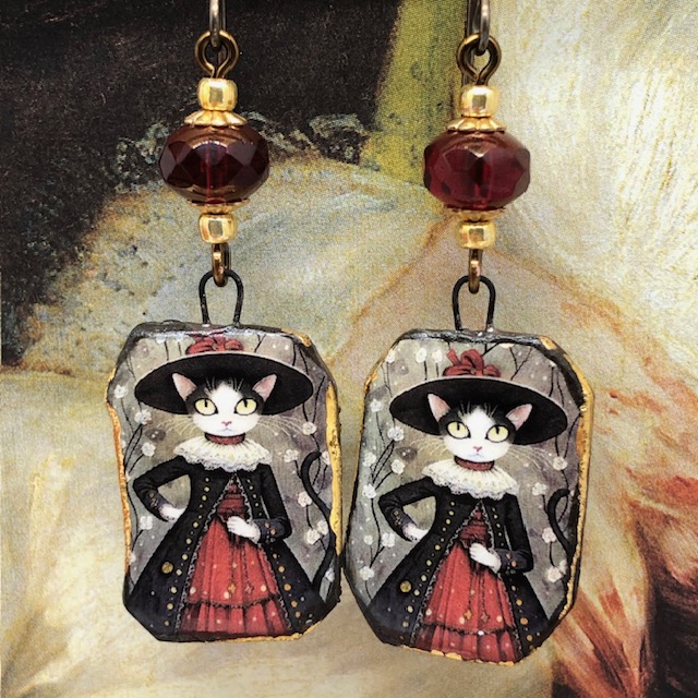 Boucles d'oreilles Fairy Cat composées de pendentifs en céramique et de perles en verre de Bohême. Bijoux uniques de créateur.