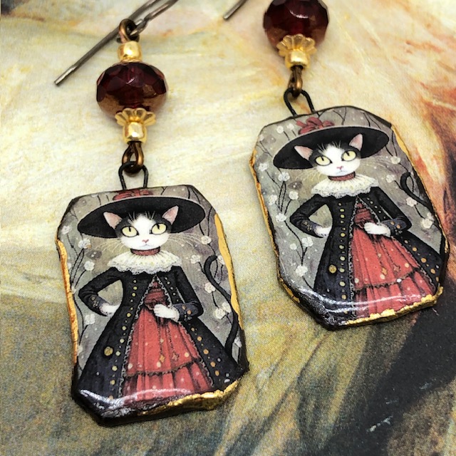 Boucles d'oreilles Fairy Cat composées de pendentifs en céramique et de perles en verre de Bohême. Bijoux uniques de créateur.
