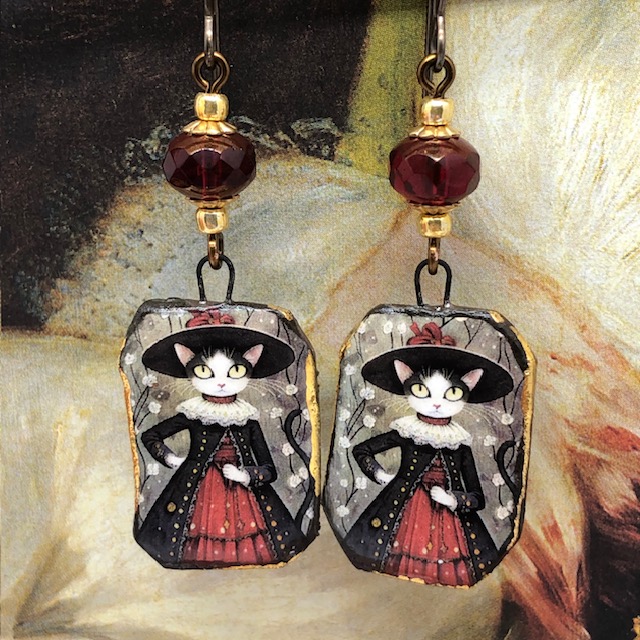 Boucles d'oreilles Fairy Cat composées de pendentifs en céramique et de perles en verre de Bohême. Bijoux uniques de créateur.