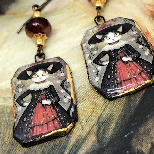 Boucles d'oreilles Fairy Cat composées de pendentifs en céramique et de perles en verre de Bohême. Bijoux uniques de créateur.