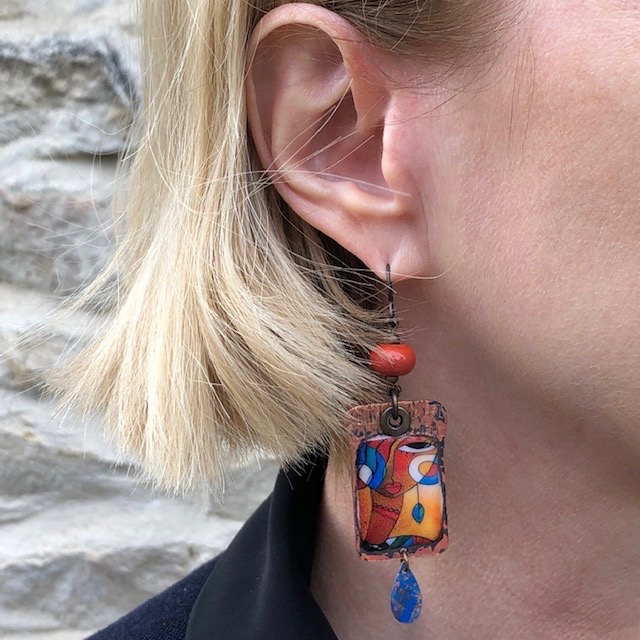 Boucles d'oreilles composées de pendentifs artisanaux en cuivre émaillé et de perles en verre filé au chalumeau. Pièces uniques.