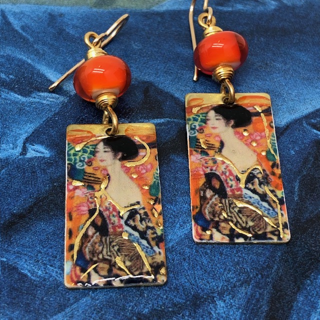 Boucles d'oreilles composées de pendentifs en laiton émaillé représentant une peinture de Klimt, "Femme à l'éventail". Bijoux uniques.
