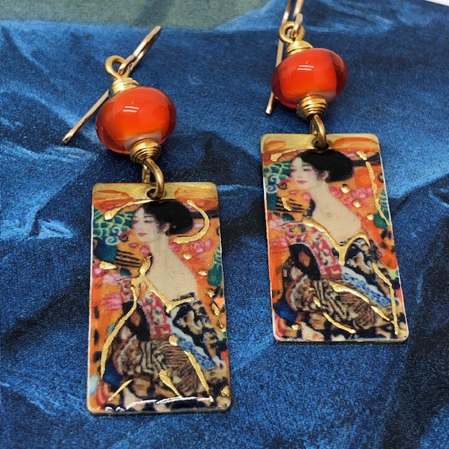 Boucles d'oreilles composées de pendentifs en laiton émaillé représentant une peinture de Klimt, "Femme à l'éventail". Bijoux uniques.