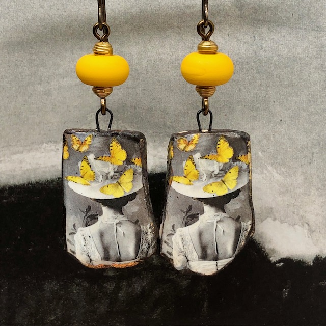 Boucles d’oreilles bohèmes asymétriques composées de pendentifs en céramique avec le portrait d'une femme entourée de papillons. Bijoux uniques.