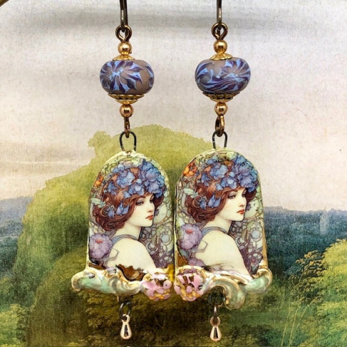 Boucles d’oreilles bohèmes composées de pendentifs en céramique avec une illustration, une "femme fleur", inspirée d’Alfons Mucha. Bijoux uniques.