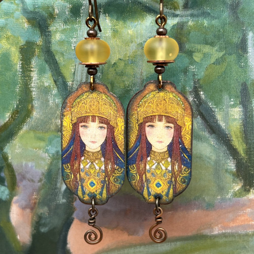 Longues boucles d'oreilles vintage en cuivre vieilli avec le portrait d'une femme slave en costume traditionnel. Bijoux uniques de créateur.