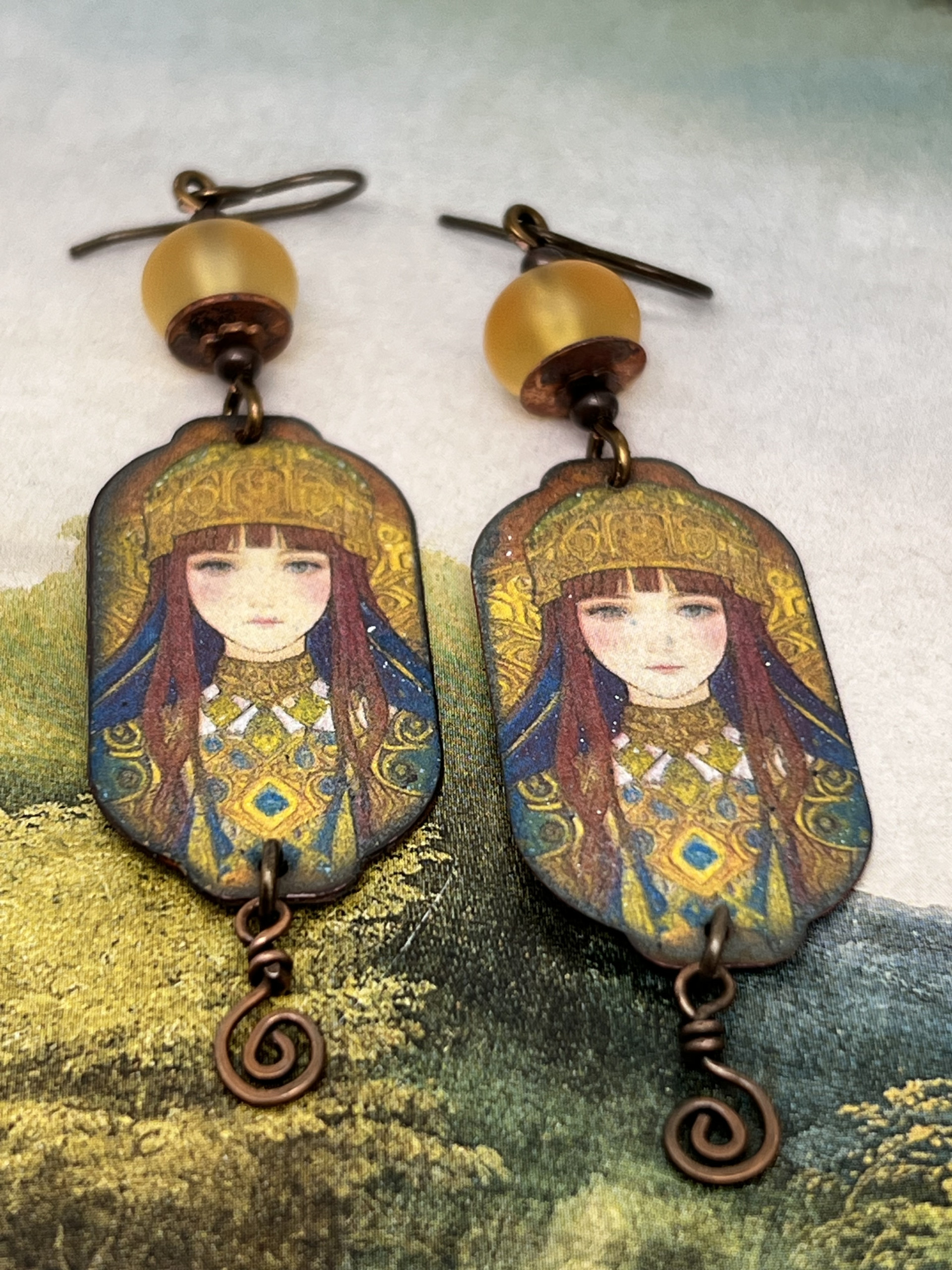 Longues boucles d'oreilles vintage en cuivre vieilli avec le portrait d'une femme slave en costume traditionnel. Bijoux uniques de créateur.