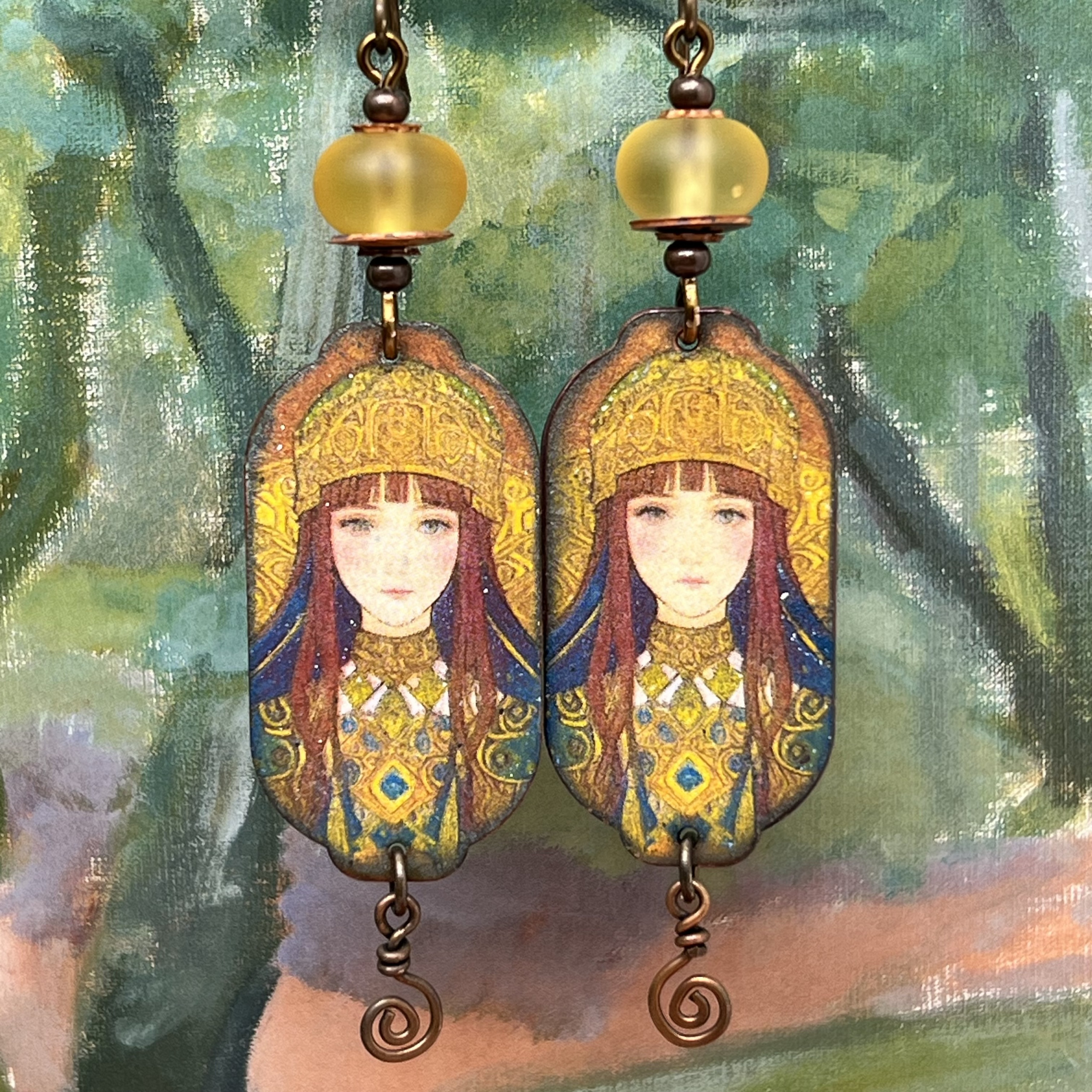 Longues boucles d'oreilles vintage en cuivre vieilli avec le portrait d'une femme slave en costume traditionnel. Bijoux uniques de créateur.