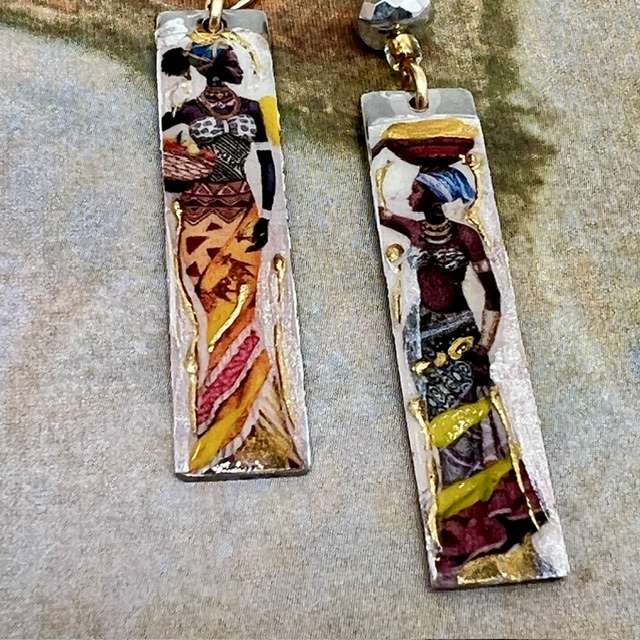 Longues boucles d’oreilles composées de pendentifs en laiton émaillé avec le portrait de femmes africaines porteuses. Bijoux uniques de créateur.